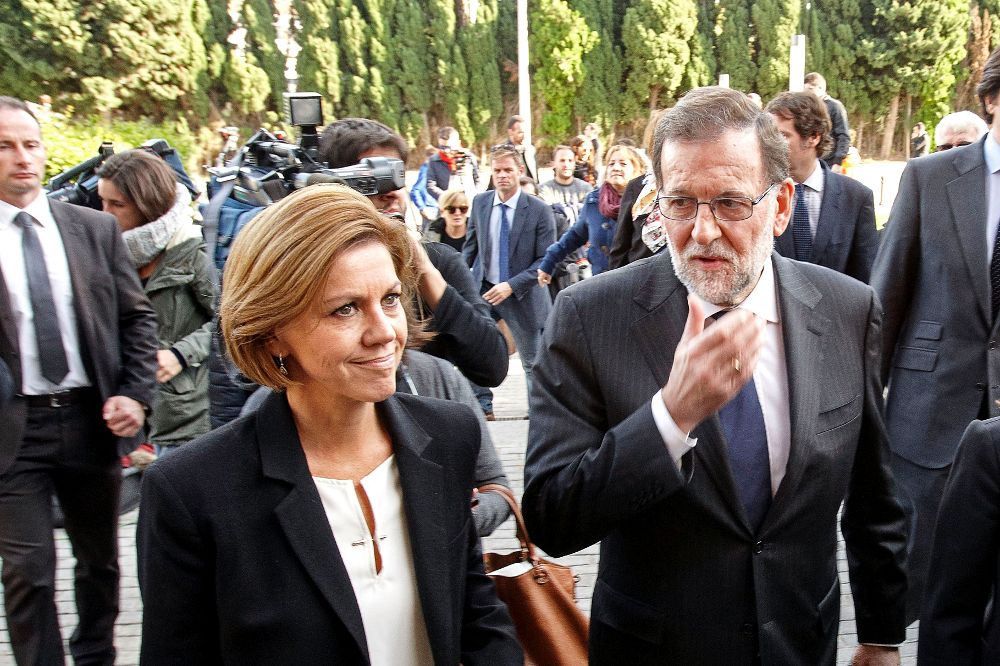 El presidente del Gobierno, Mariano Rajoy, acompañado por la ministra de Defensa, María Dolores de Cospedal, a su llegada al Tanatorio Municipal de Valencia.