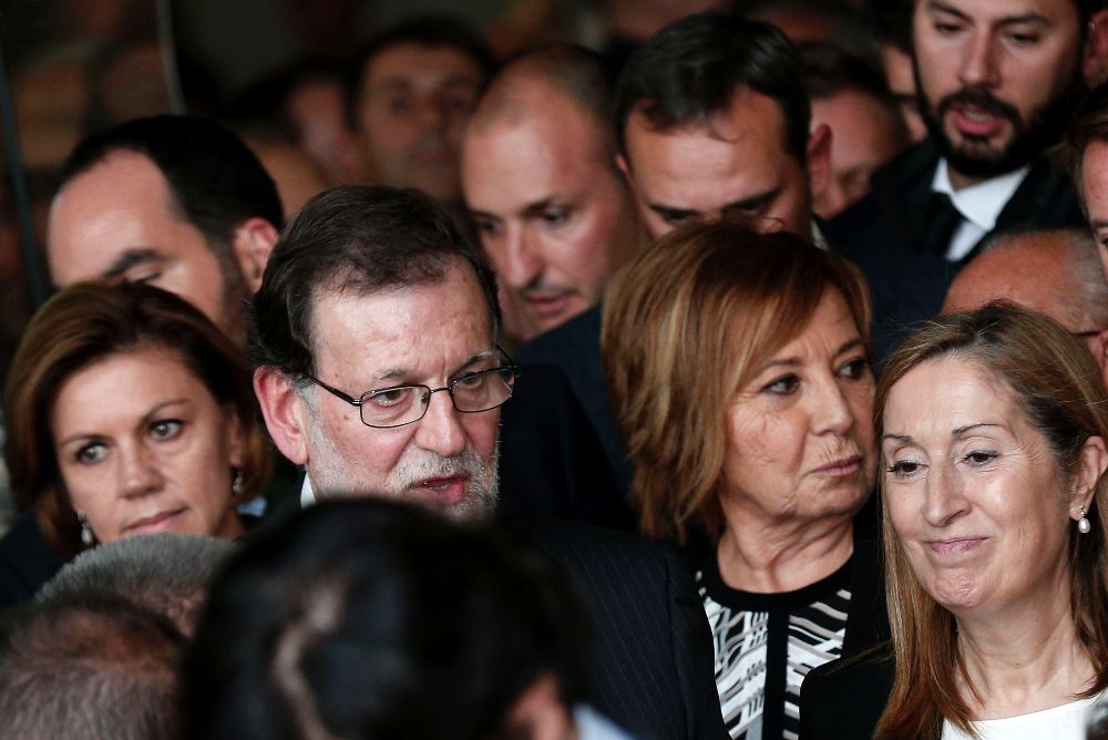 El presidente del Gobierno, Mariano Rajoy (2i), acompañado por la ministra de Defensa, Maria Dolores Cospedal (1i), la presidenta del Congreso, Ana Pastor (1d), y la diputada Celia Villalobos (2d), a la salida del tanatorio.