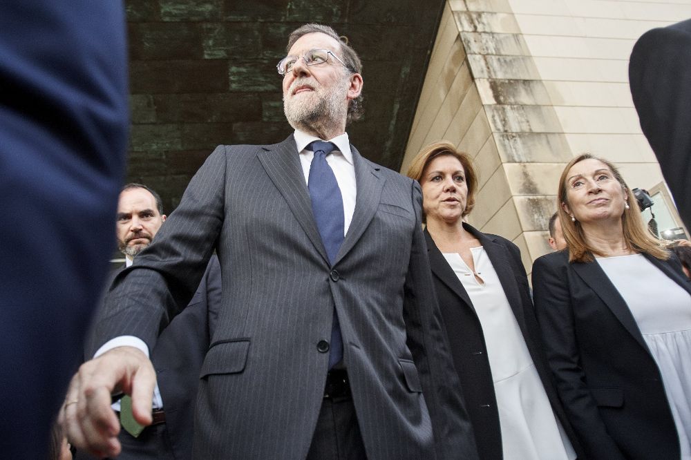 Mariano Rajoy sale del tanatorio de Valencia acompañado por la ministra de Defensa y la presidenta del Congreso, hoy, tras dar el pésame a la familia de la exalcaldesa Rita Barberá.
