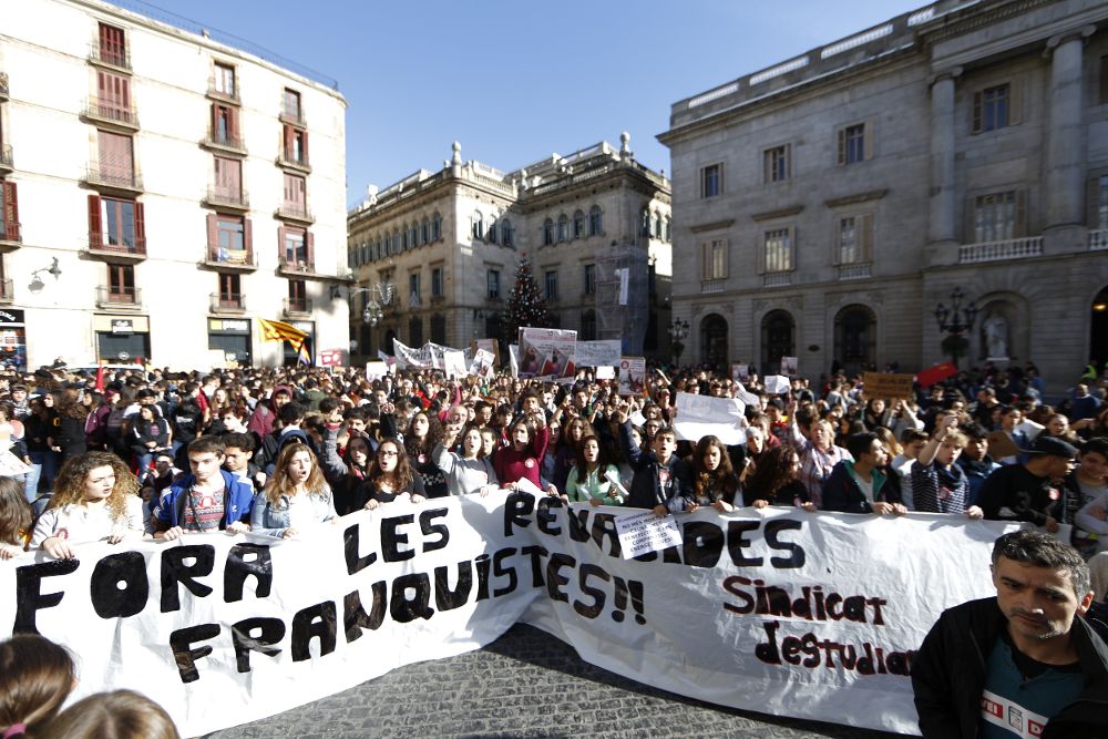 Centenares de estudiantes de secundaria, un millar según la Guardia Urbana, han participado hoy en una manifestación por el centro de Barcelona.
