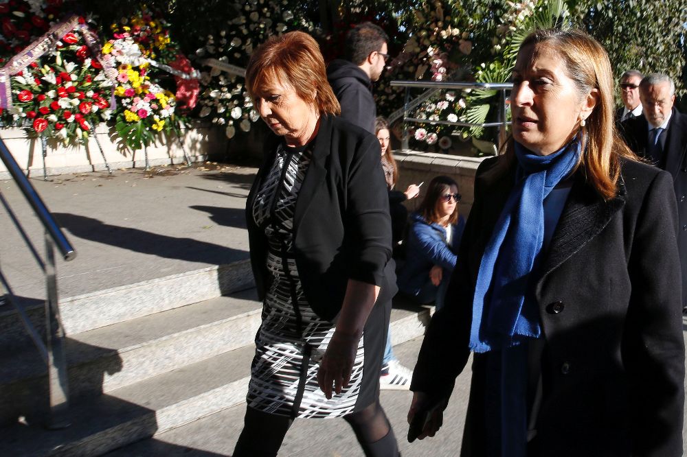 Celia Villalobos (i), junto a la presidenta del Congreso, Ana Palacios, a su llegada al Tanatorio Municipal de Valencia.