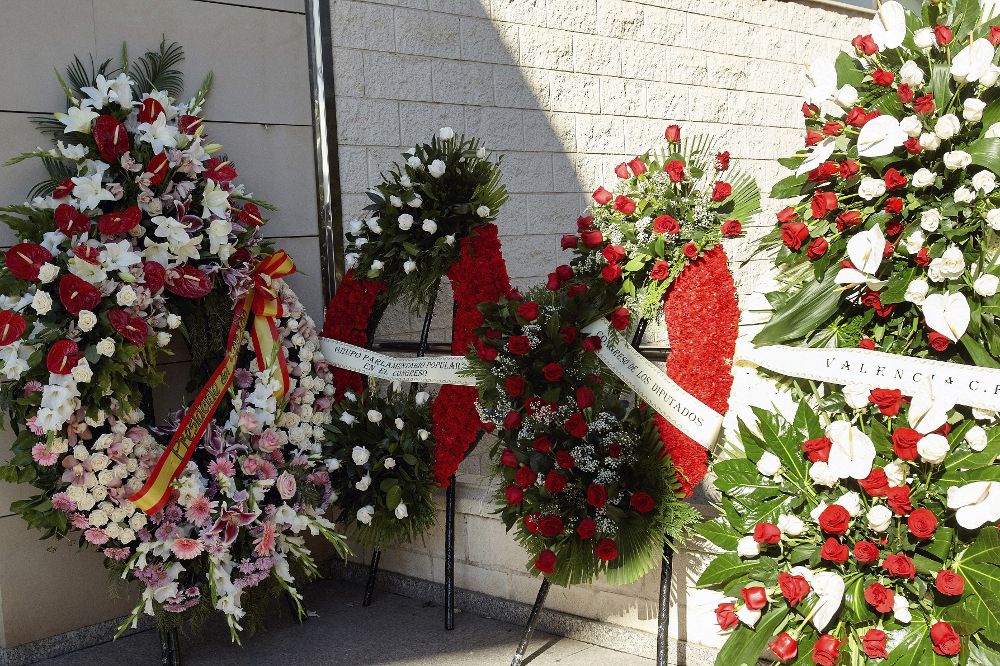 Varias coronas de flores apoyadas a las puerta del Tanatorio de Valencia, donde fue incinerada la exalcaldesa de Valencia Rita Barberá.