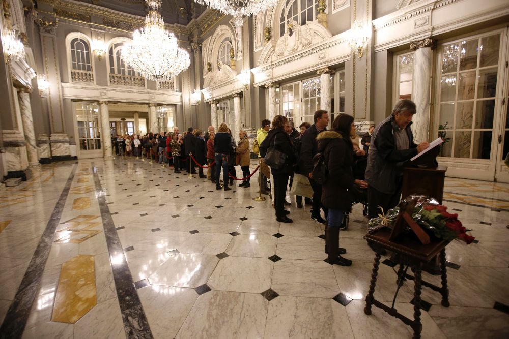 Personas en el Salón de Cristal del Ayuntamiento de Valencia para firmar en el libro de condolencias.