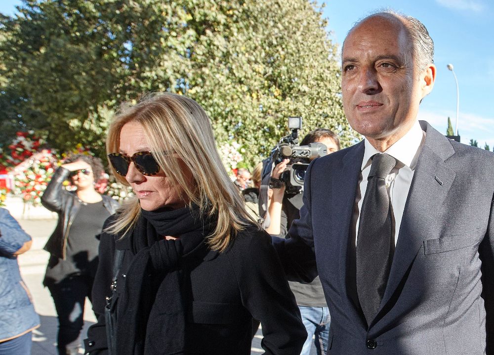 El expresident de la Generalitat Francisco Camps y su esposa, Isabel Bas, a su llegada al Tanatorio Municipal de Valencia para dar el pésame a la familia de la exalcaldesa Rita Barberá.