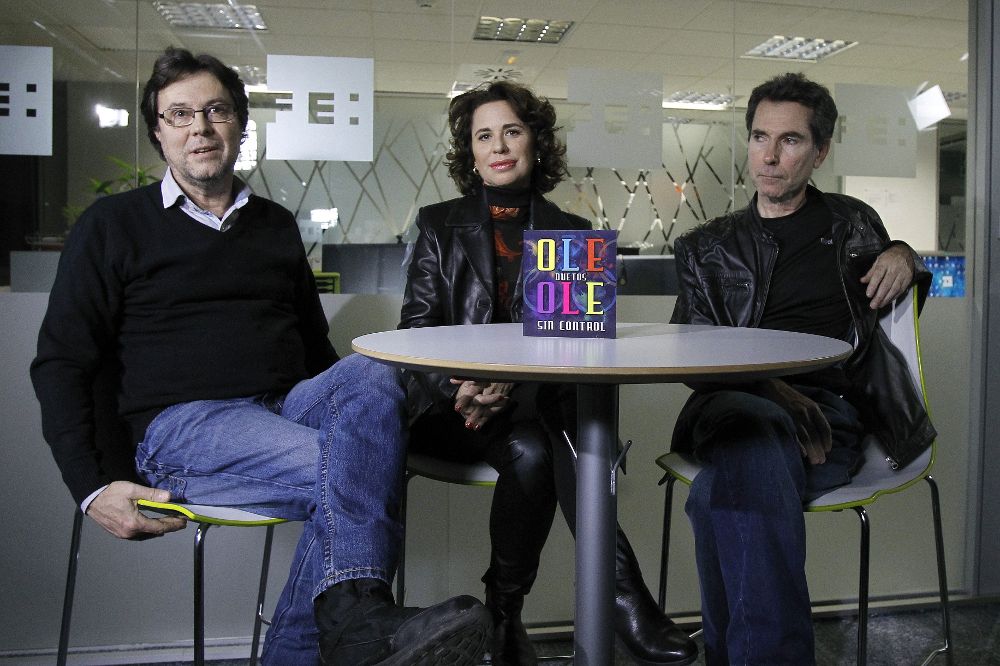 Vicky Larraz y los hermanos Marcelo y Gustavo Montesano, durante una entrevista que han mantenido con la agencia EFE, donde han presentado su nuevo álbum de duetos "Sin control".