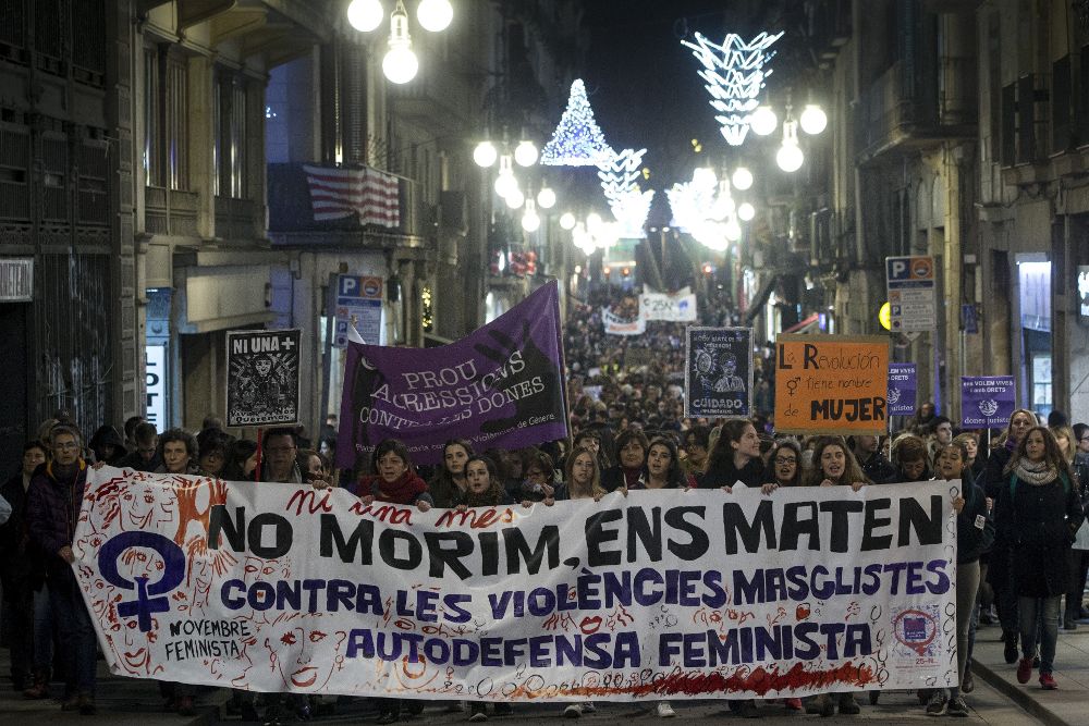 Cientos de personas se han manifestado esta tarde en el centro de Barcelona contra la violencia machista, en el Día Internacional de la NO violencia contra las mujeres y las niñas.