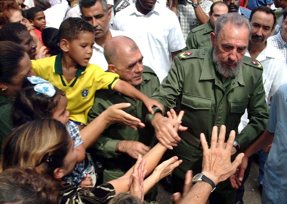 Fotografía de archivo del 20 de noviembre de 2006, del líder cubano Fidel Castro (d), durante un evento en La Habana.