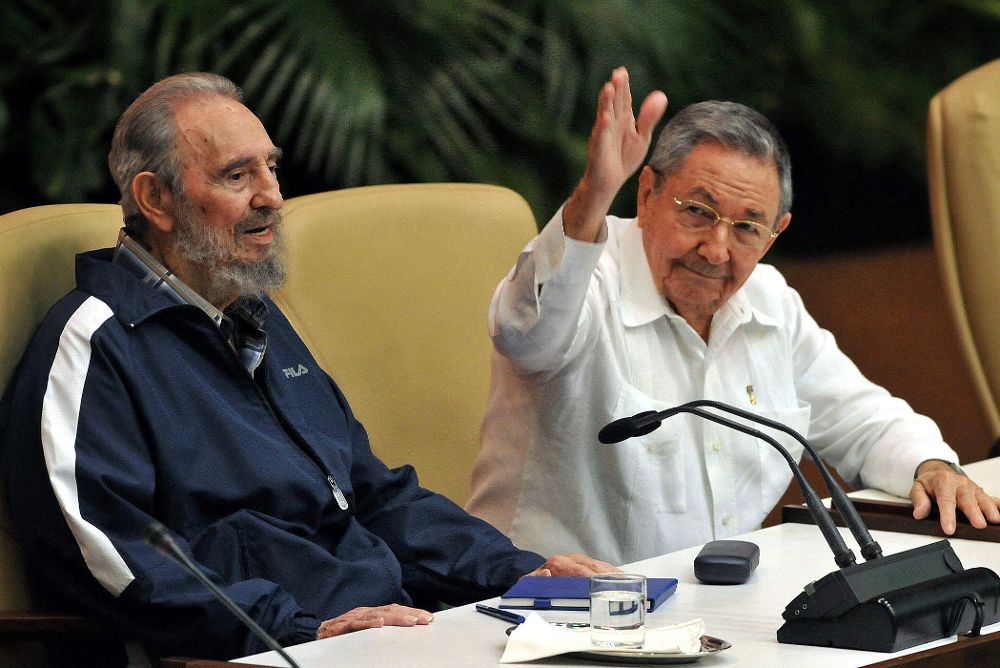 Fotografía de archivo del 19 de abril de 2011, del líder cubano Fidel Castro (i), junto a su hermano Raúl (d) en La Habana (Cuba).