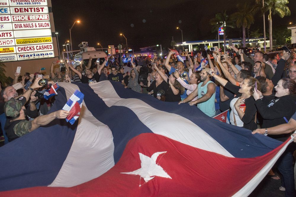 Cientos de cubanos celebran hoy por las calles de Miami la noticia de la muerte de líder cubano Fidel Castro a los 90 años de edad. 