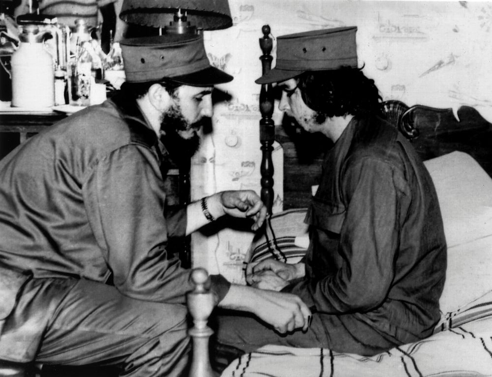 Fotografía de archivo (La Habana, enero de 1959) del líder cubano Fidel Castro (i), que conversa con Ernesto "Che" Guevara en el interior de un barracón poco después del triunfo de la revolución que ocasionó la caída de Fulgencio Batista. 