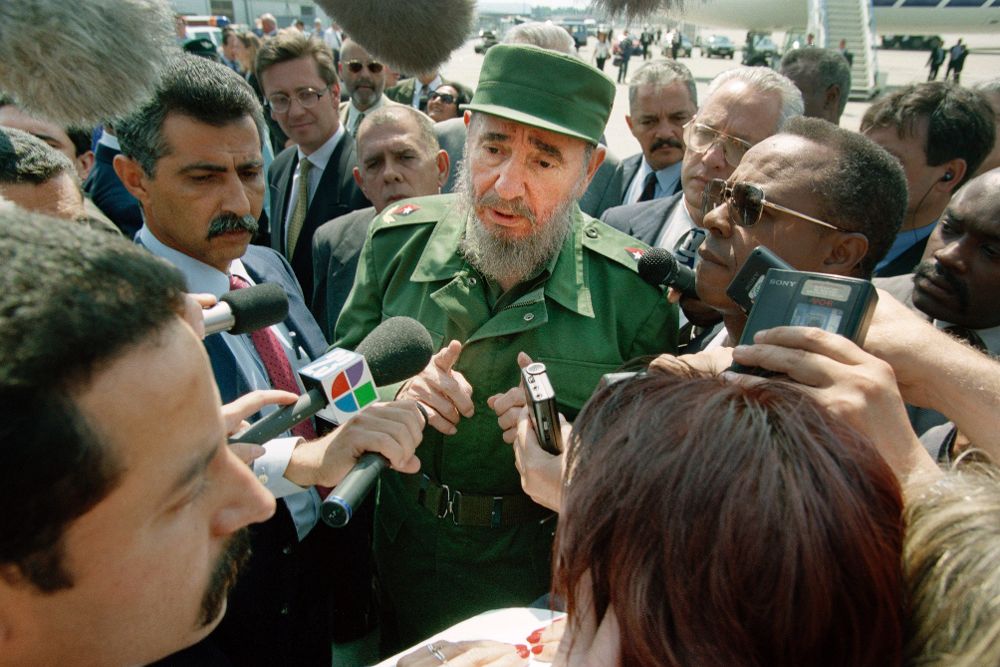 Fotografía de archivo tomada el 13 de mayo de 1998 que muestra al entonces presidente de Cuba, Fidel Castro, a su llegada a los actos por el 50 aniversario del Acuerdo General sobre Aranceles Aduaneros y Comercio (GATT) durante una conferencia ministerial de la Organización Mundial del Comercio (OMC) en Ginebra (Suiza). 