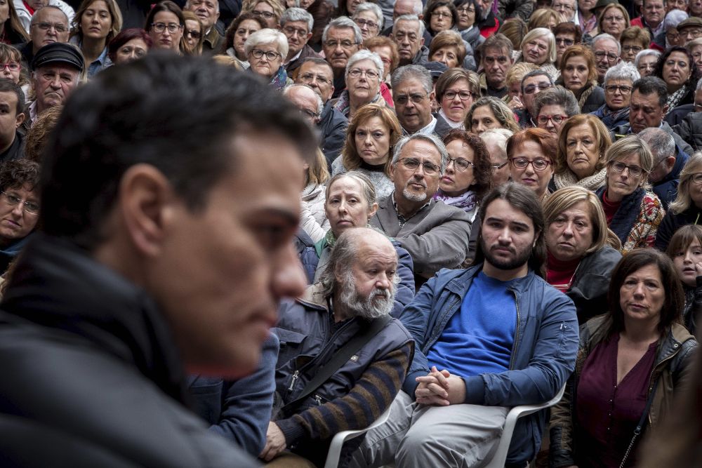 El ex secretario general del PSOE Pedro Sánchez durante la visita realizada hoy a Xirivella (Valencia).