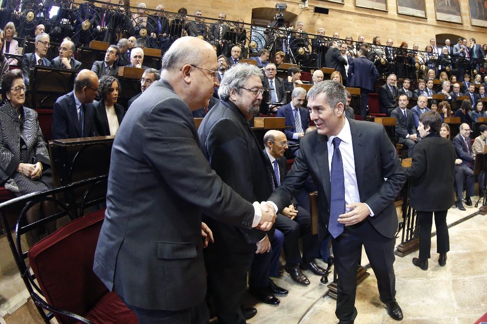 El presidente del Gobierno de Canarias, Fernando Clavijo (d), saluda al fiscal superior del País Vasco, Juan Calparsoro (i), durante el acto de toma de posesión del lehendakari Íñigo Urkullu, en la Casa de Juntas de Gernika (Bizkaia).