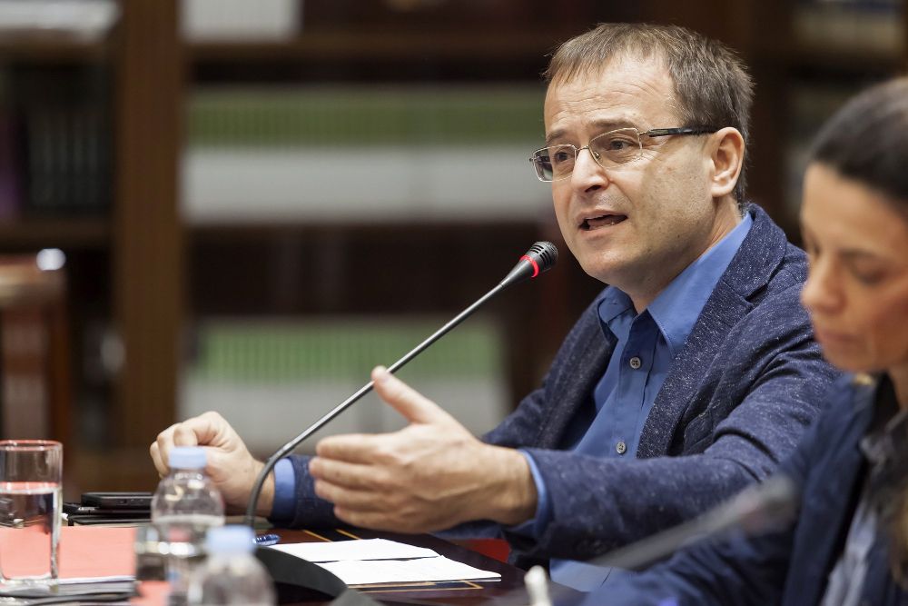 Ramón Trujillo ante la comisión parlamentaria que estudia la reforma del sistema electoral canario.