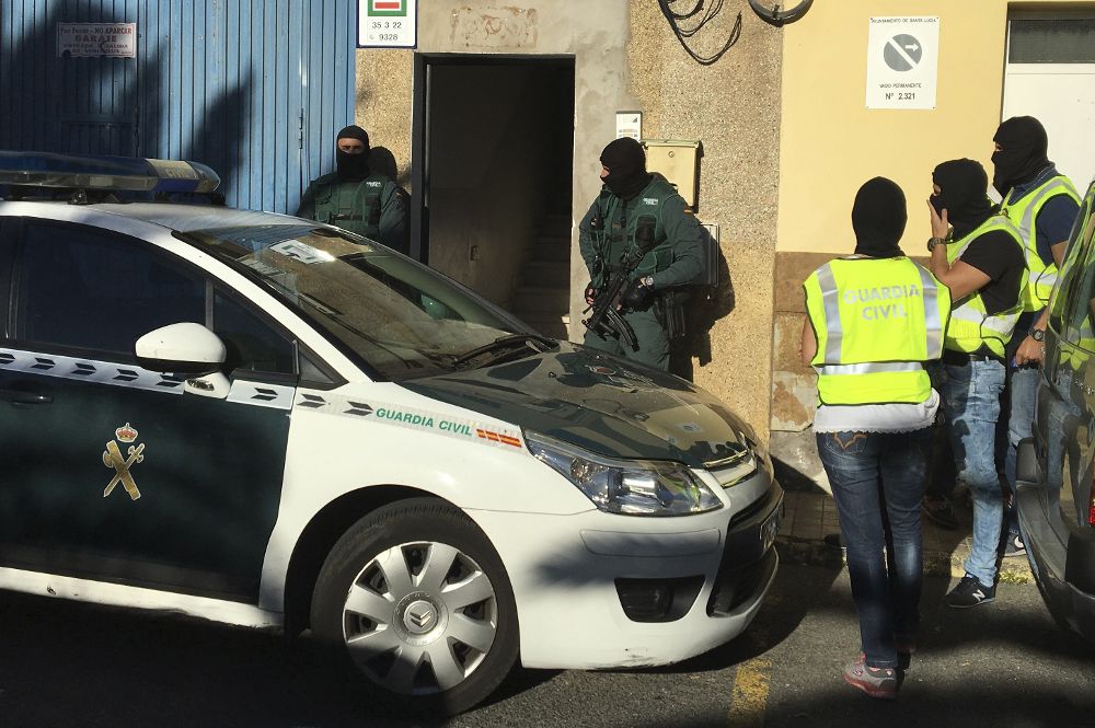 Un equipo de asalto de la Guardia Civil ha accedido pasadas las 9.15 hora canaria a una vivienda situada en el número 16 de la calle Tinajo, que en estos momentos se encuentra bloqueada por un fuerte dispositivo policial.