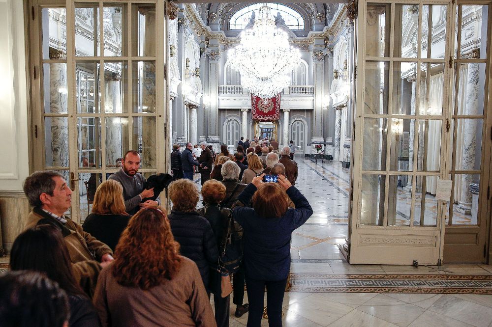 Numerosas personas esperaron la semana pasada para entrar en el Salón de Cristal del Ayuntamiento de Valencia a firmar en los libros de condolencias de la exalcaldesa de Valencia, Rita Barberá. 