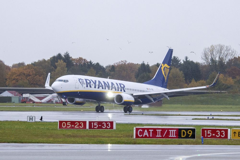 Un avión 737-800 de la aerolínea de bajo coste Ryanair aterriza en el aeropuerto de Hamburgo (Alemania).