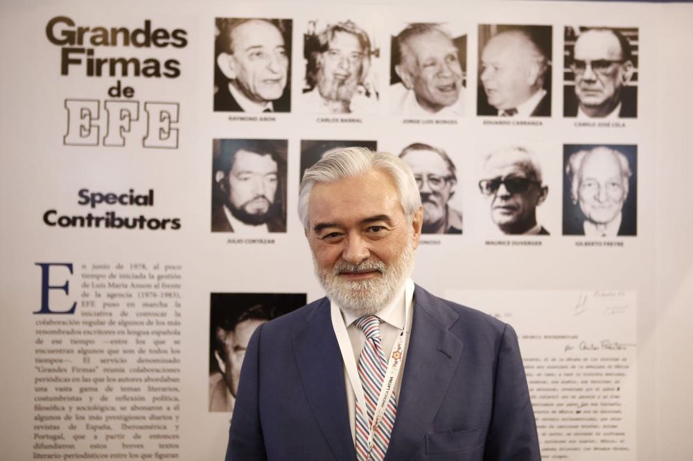 El director de la Real Academia Española (RAE), Darío Villanueva, posa en el puesto de Efe, en la trigésima edición de la Feria Internacional del Libro de Guadalajara.
