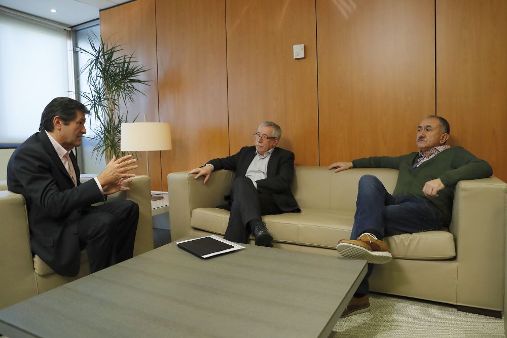 El presidente de la gestora del PSOE, Javier Fernández (i) se ha reunido hoy con los secretarios generales de CCOO y UGT, Ignacio Fernéndez Toxo (c) y Pepe Álvarez, respectivamente.