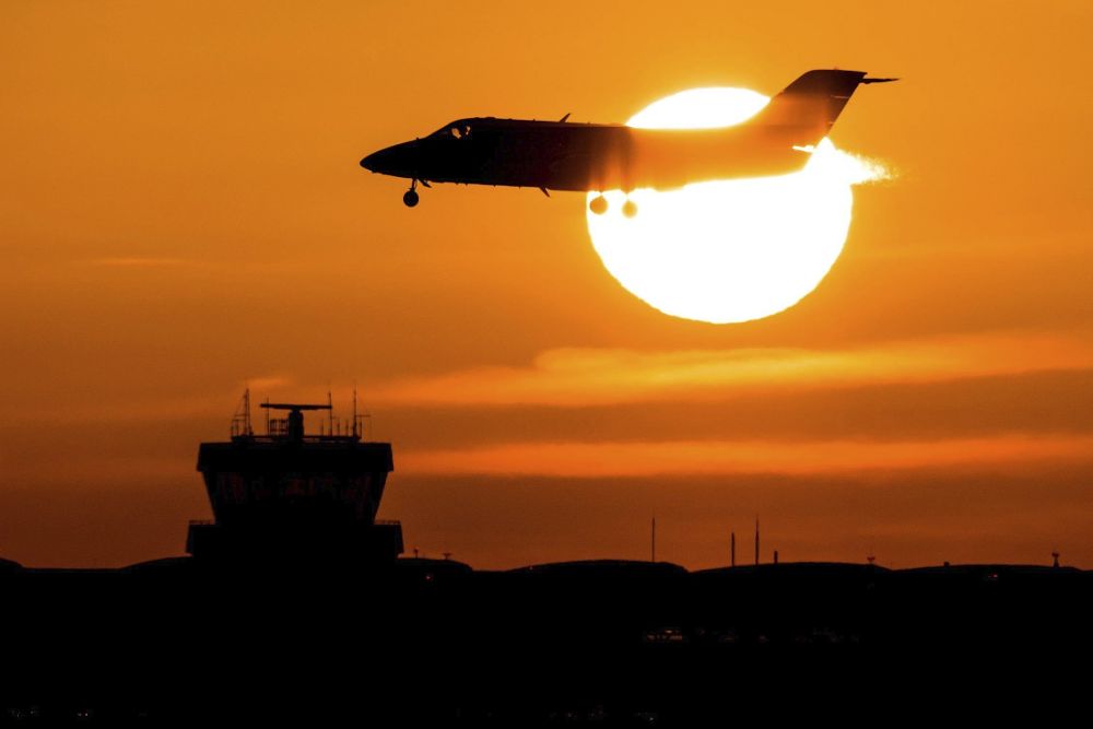 Un avión aterriza al amanecer en el aeropuerto de Düsseldorf (Alemania).