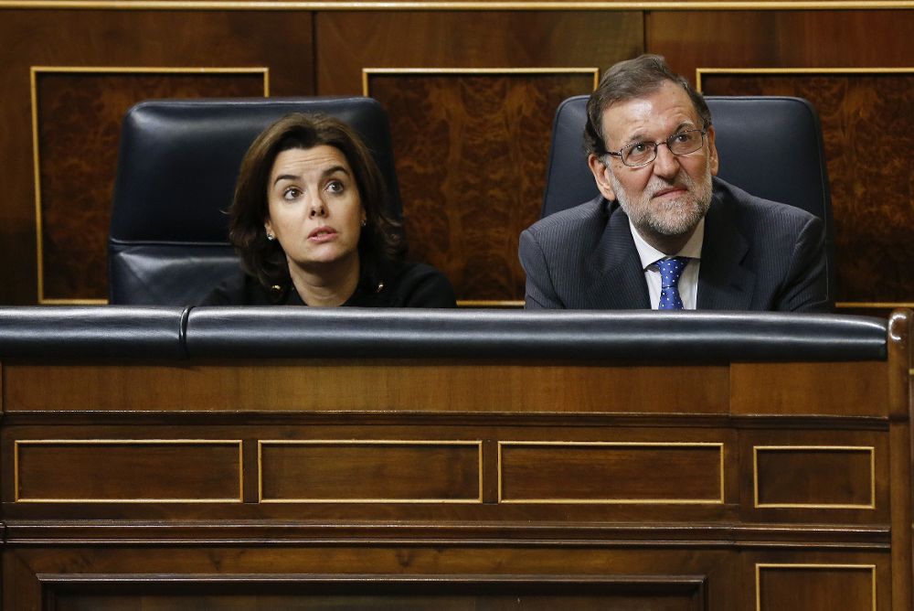 El presidente del Gobierno, Mariano Rajoy (d), y la vicepresidenta, Soraya Sáenz de Santamaría (i).