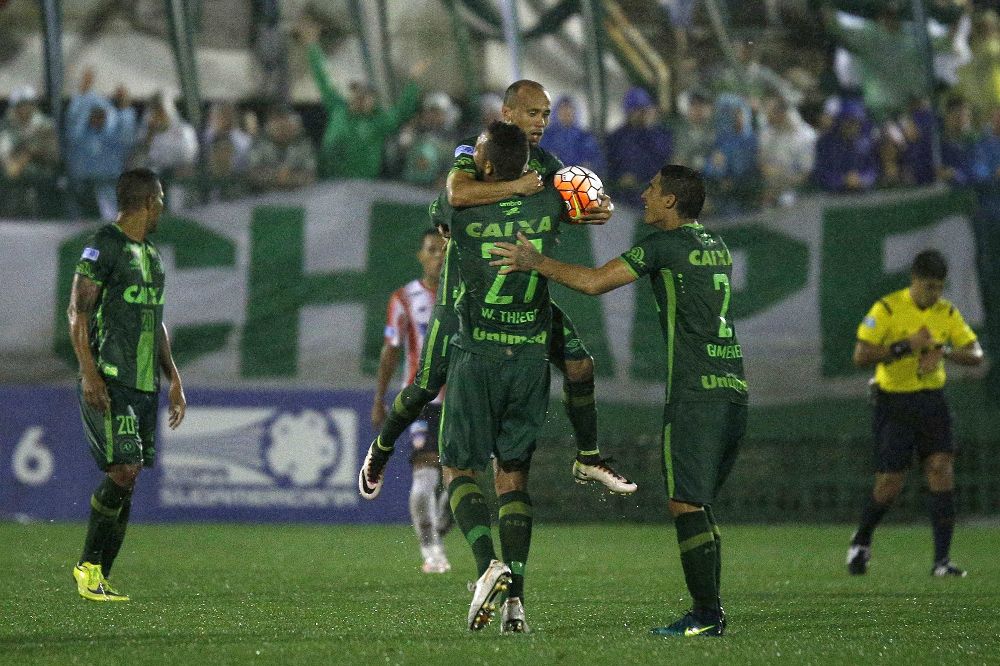 Fotografía del 26 de octubreque muestra a jugadores del Chapedoense durante la celebración de un gol en el partido de cuartos de final de la Copa Sudamericana contra el Junior CF en el Arena Conda en Chapeco (Brasil).