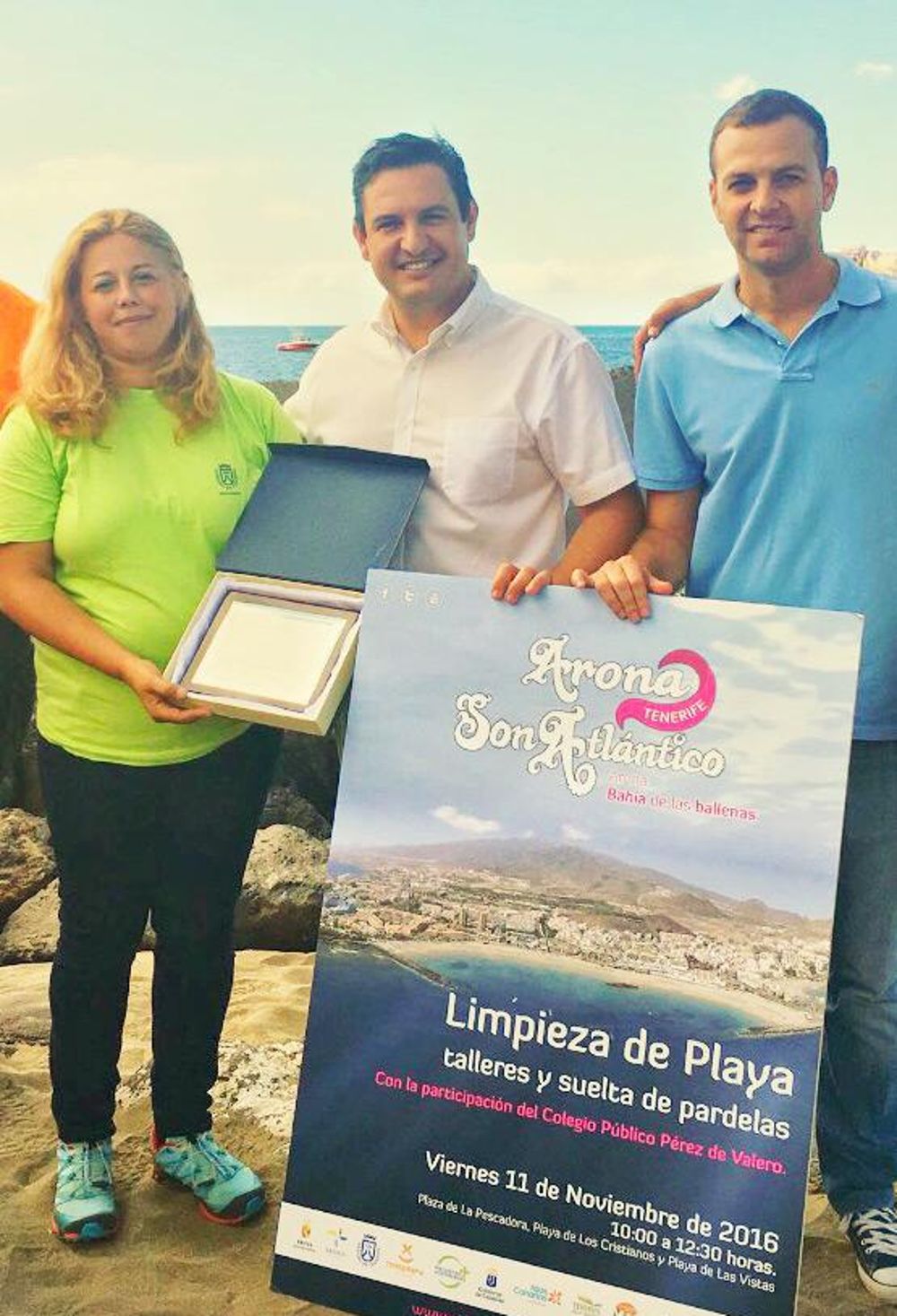 El alcalde (c) y Leopoldo Díaz entregan el premio.