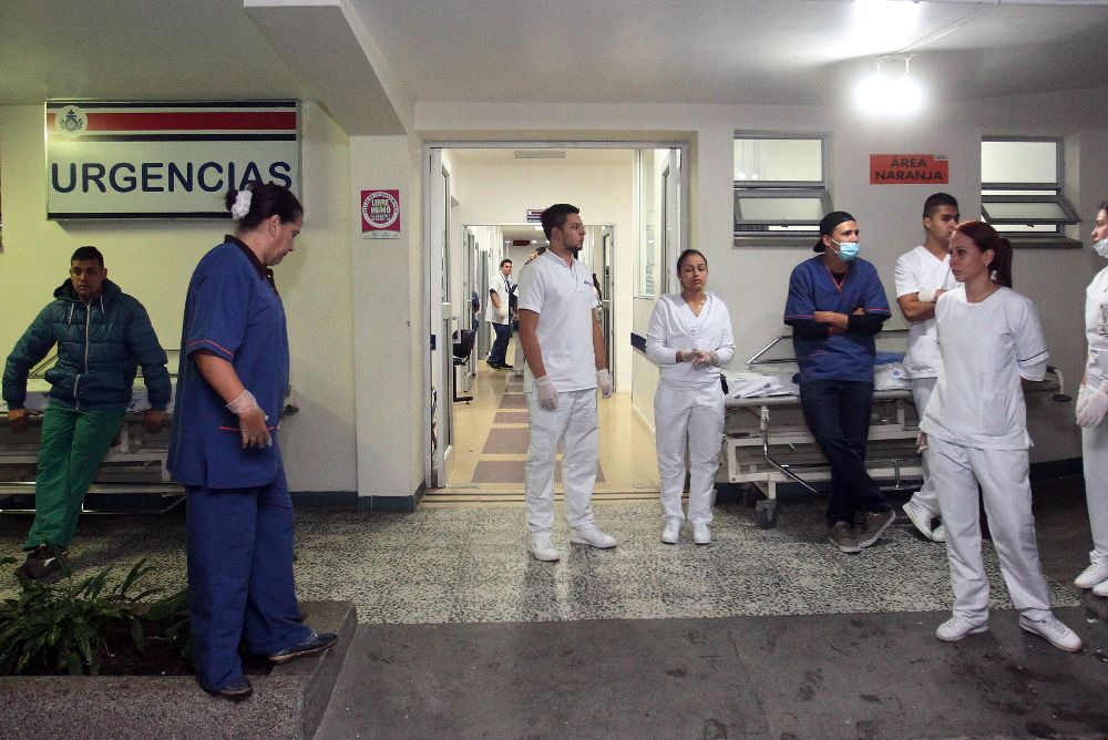Personal de la Clínica San Juan de Dios, en La Ceja, esperan la llegada de heridos del accidente.