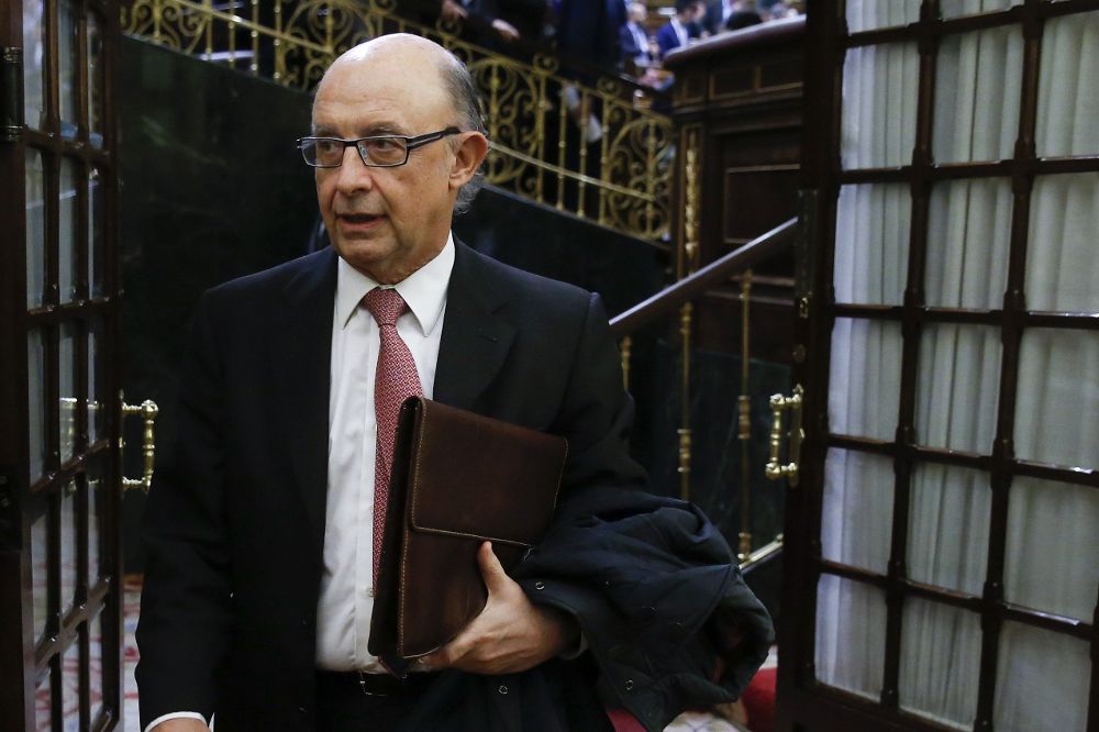 El ministro de Hacienda, Cristóbal Montoro, a su salida de un pleno en el Congreso de los Diputados.