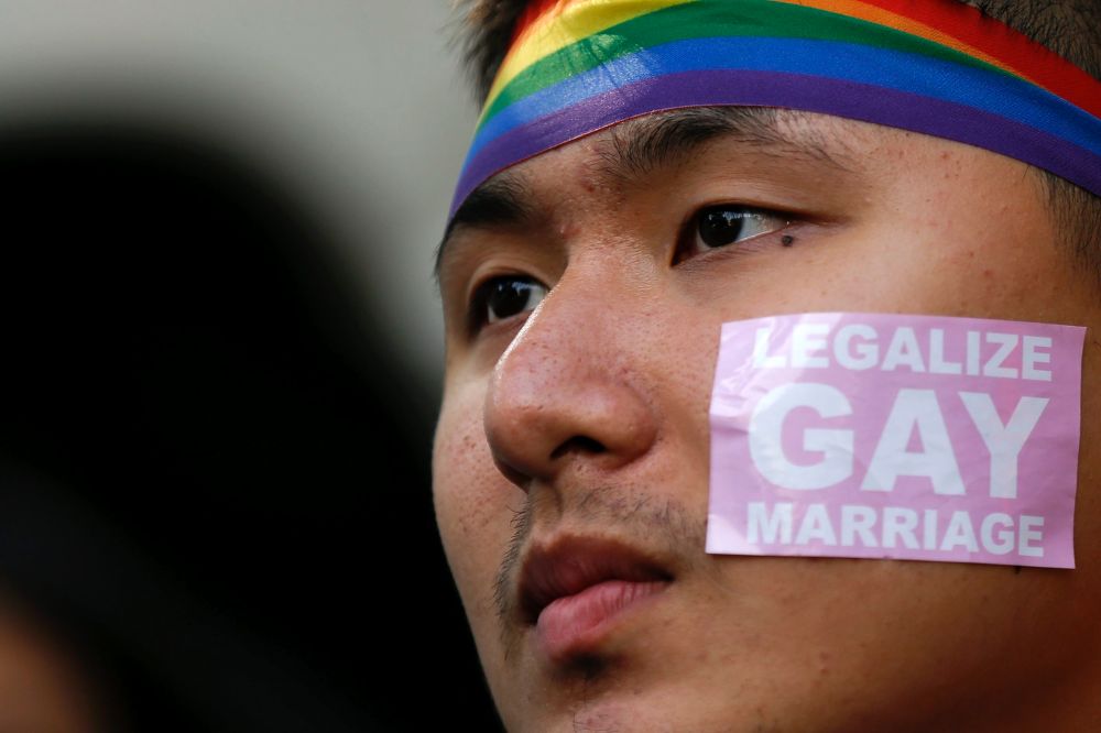 Un simpatizante del colectivo LGTB participa en una manifestación de apoyo a la legalización de los matrimonios de parejas del mismo sexo a las puertas del Parlamento en Taipei (Taiwán).