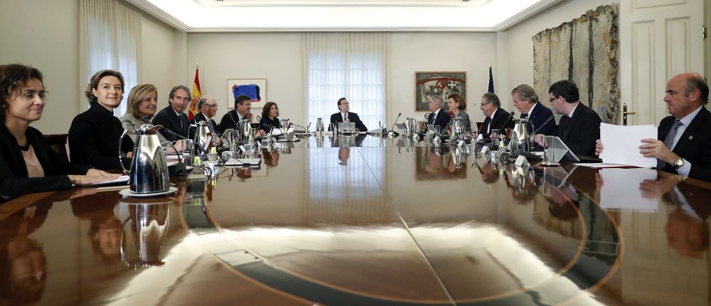 El jefe del Ejecutivo, Mariano Rajoy (c), preside el Consejo de Ministros.