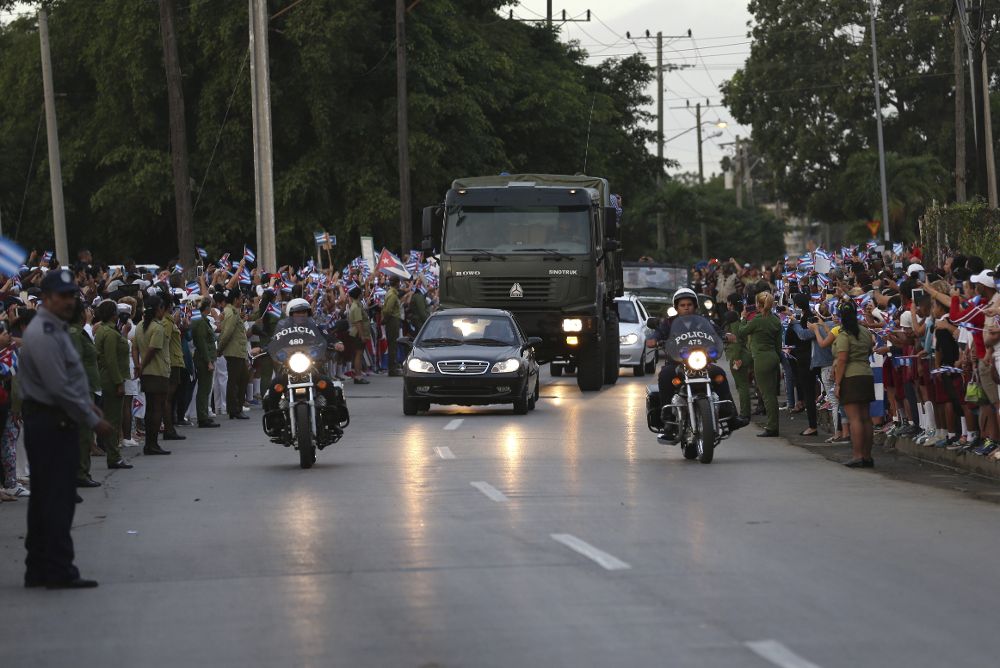 Los cubanos saludan al paso de la caravana con las cenizas del fallecido líder de la revolución cubana, Fidel Castro, hoy, jueves, en Santa Clara.
