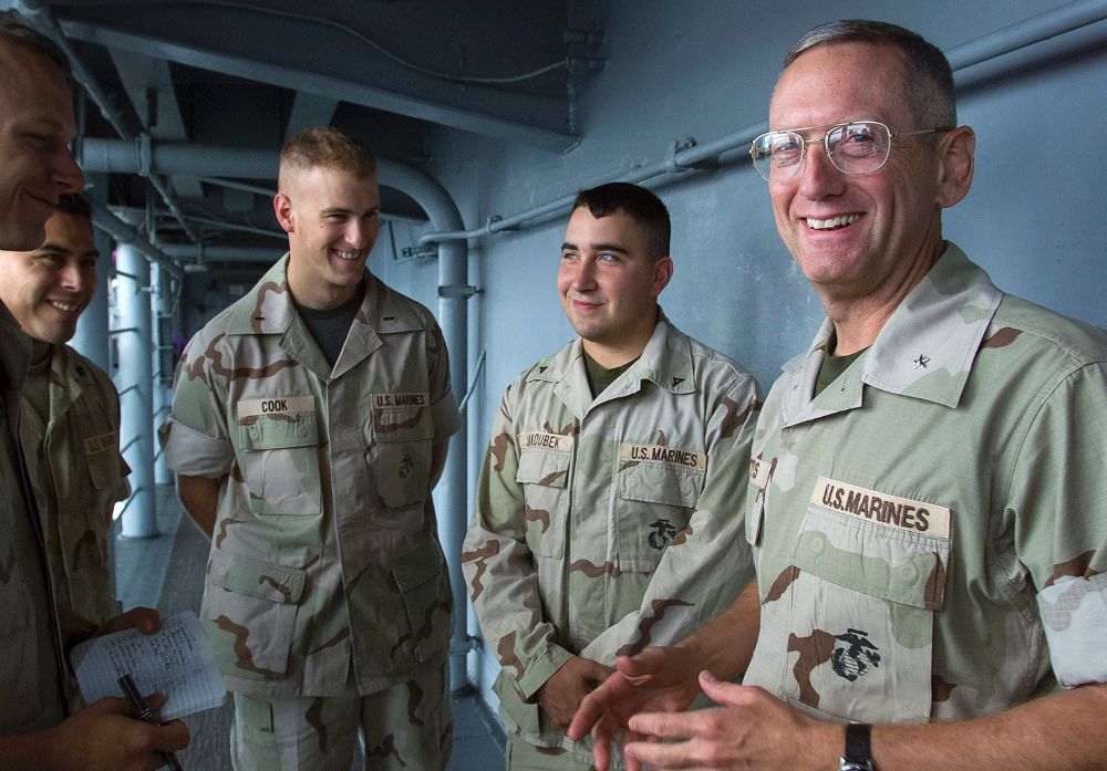 Fotografía fechada el 24 de noviembre de 2001 y faclitada hoy, 22 de noviembre de 2016, que muestra al general retirado James Mattis (d), mientras se dirige a la prensa a bordo del USS Peleliu en el mar Arábigo.