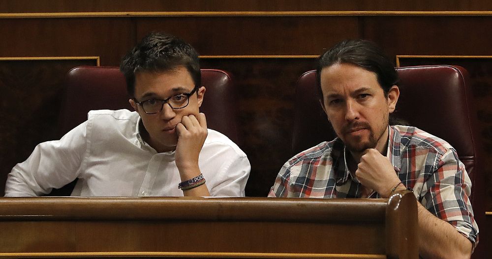 El líder de Podemos, Pablo Iglesias (d), y el portavoz parlamentario de Podemos, Íñigo Errejón.