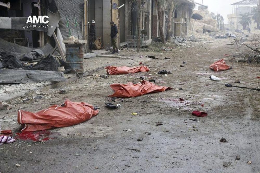 Fotografía cedida por Alepo Media Center, que muestra los cuerpos de varios fallecidos en el suelo.