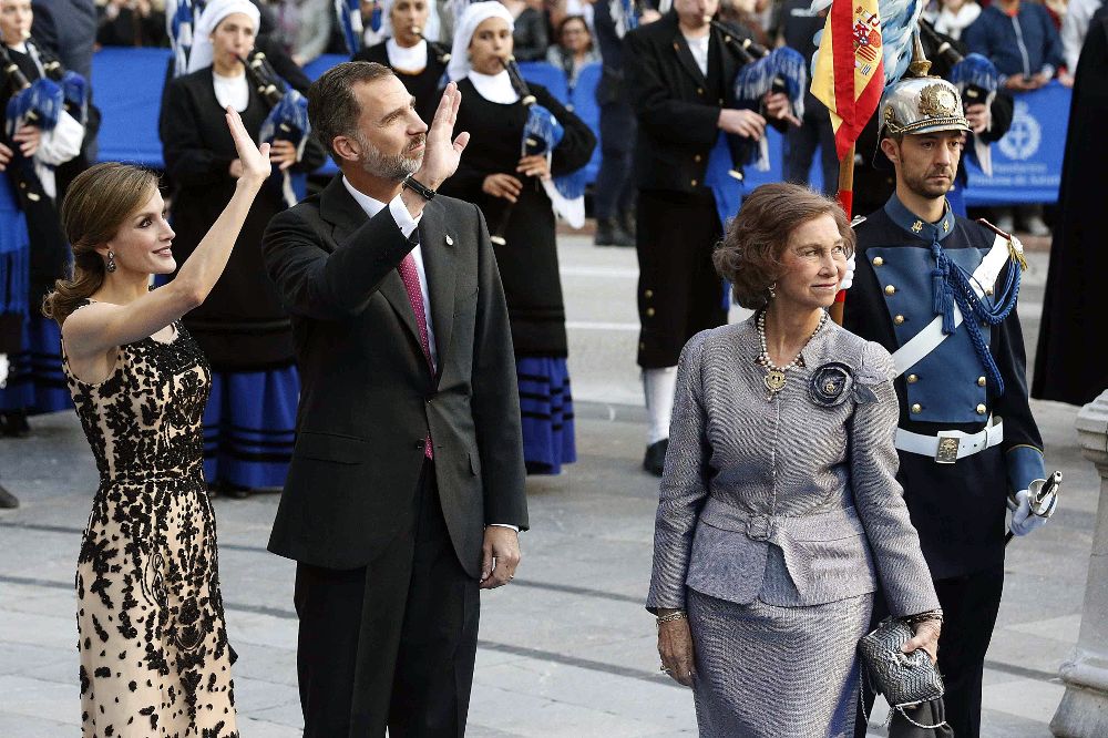 Los reyes Felipe y Letizia (i), acompañados de la reina Sofía (d), a su llegada al Teatro Campoamor para participar en la ceremonia de entrega de los Premios Princesa de Asturias 2016 celebrada en Oviedo.