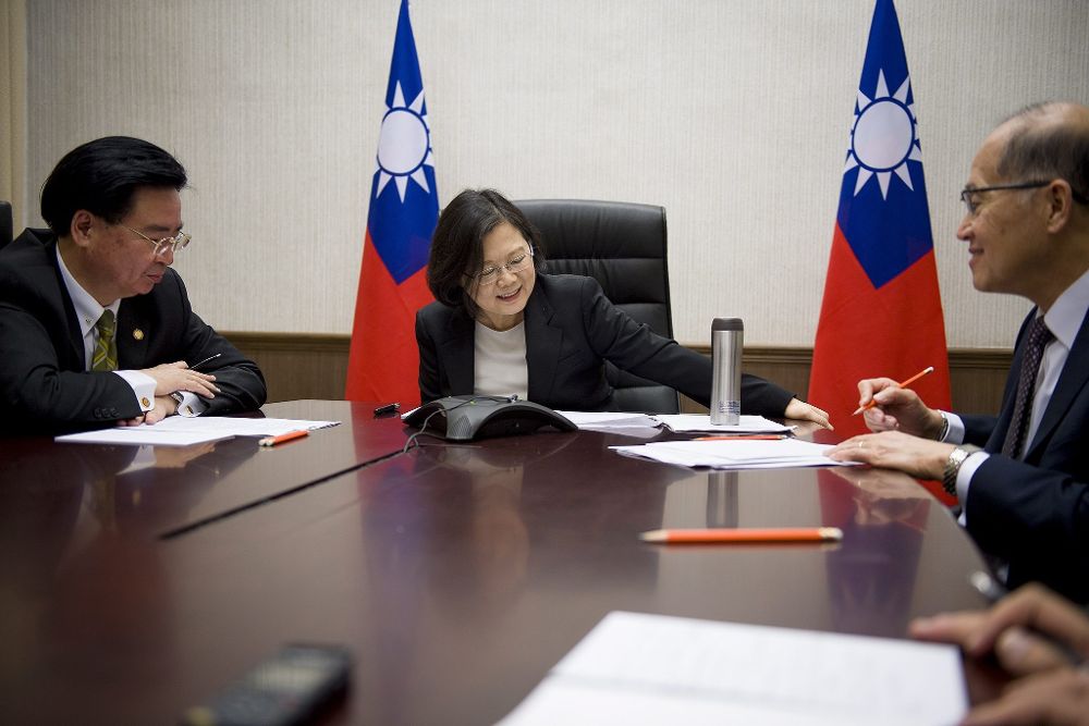 Tsai Ing-wen (C) durante la conversación con Trump.