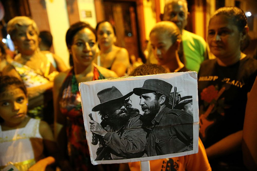 Cubanos reciben la caravana con las cenizas del fallecido líder de la revolución cubana, Fidel Castro, en Bayamo ,donde pasó la noche antes de seguir hoy hacia Santiago de Cuba.