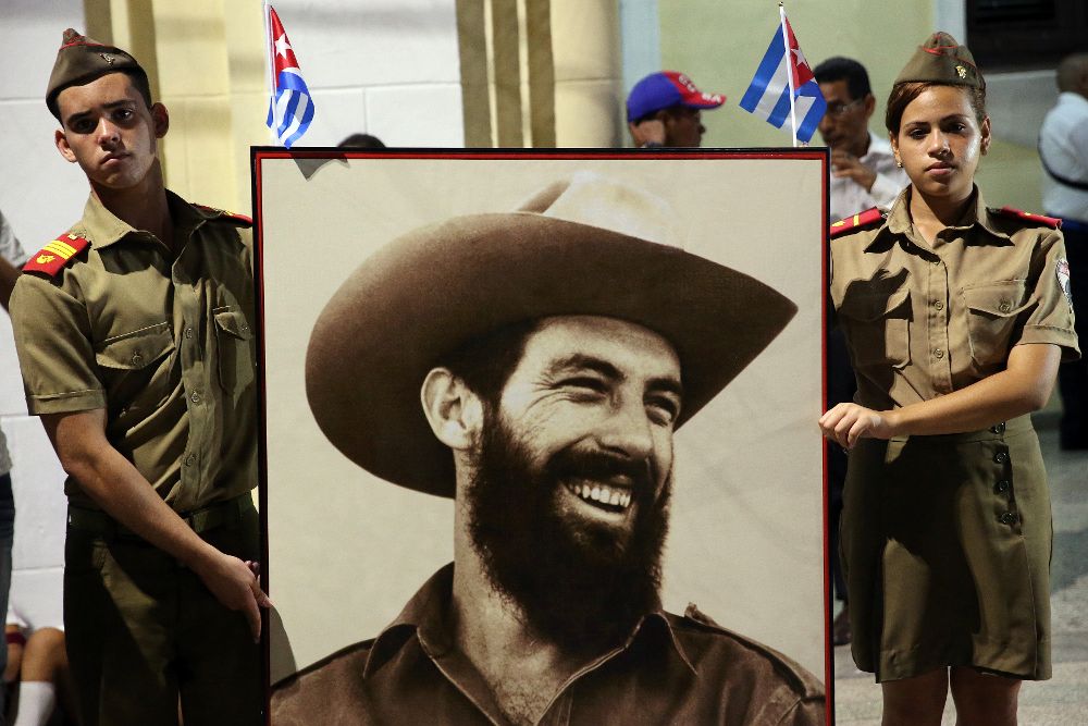 Vista de un retrato de Fidel Castro, mientras la caravana con las cenizas del fallecido líder de la revolución cubana, Fidel Castro, llega a Bayamo.