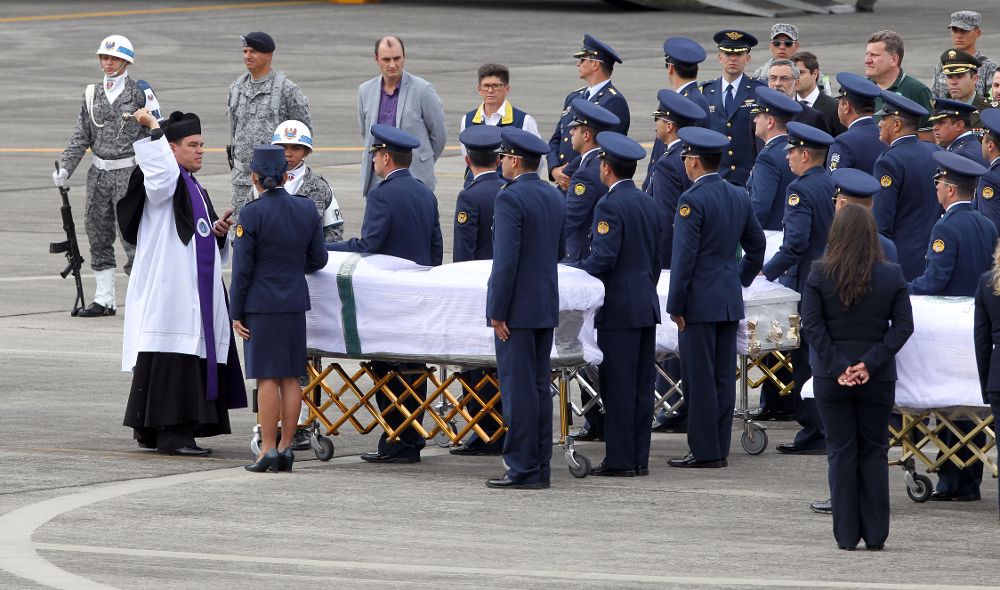 Los féretros, cubiertos con una bandera blanca con el escudo del equipo de Chapecó, fueron recibidos en la pista por miembros de la Fuerza Aérea Colombiana (FAC).