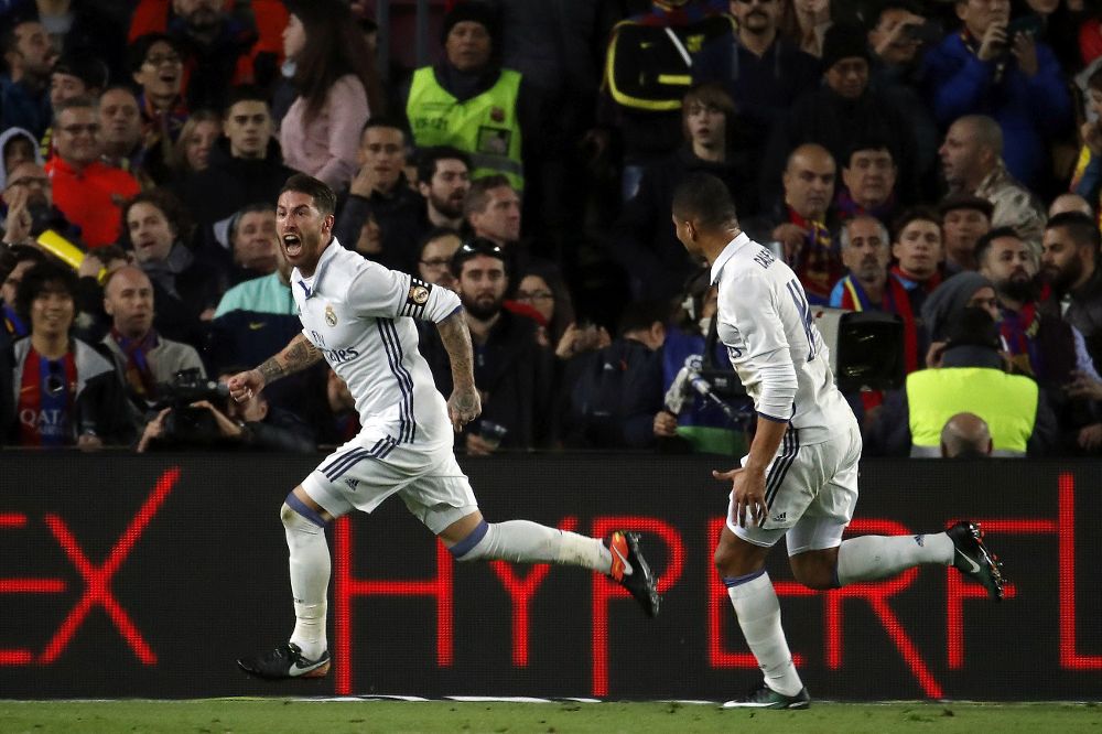El defensa del Real Madrid Sergio Ramos (i) celebra el gol marcado ante el FC Barcelona, ante su compañero Casemiro.