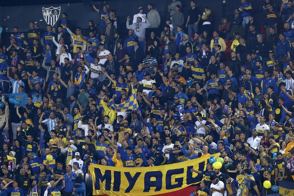 Aficionados de Boca Juniors animan a su equipo.