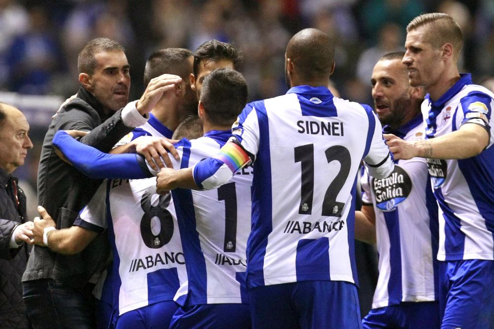 Los jugadores del Deportivo de la Coruña celebran el quinto gol del equipo gallego, durante el encuentro correspondiente a la decimocuarta jornada de primera división, que han disputado esta noche frente a la Real Sociedad en el estadio de Riazor, en A Coruña.