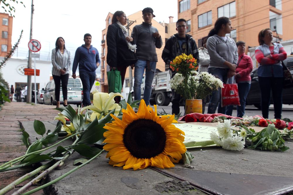 Un grupo de personas se reúnen frente al edificio donde vive el supuesto responsable de la muerte de la niña de 7 años Yuliana Andrea Samboni Muñoz.