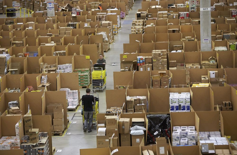 Vista de los trabajadores de Amazon en el centro logístico de Koblenz, Alemania. Amazon ha reforzado su plantilla para hacer frente a los pedidos navideños.