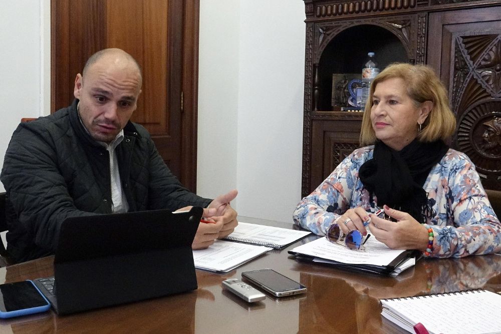 Los concejales Alfonso Cabello y Marisa Zamora desglosando sus respectivos presupuestos.