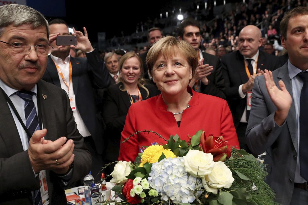 La canciller alemana, Angela Merkel (c), tras ser reelegida presidenta de la Unión Cristianodemócrata (CDU).