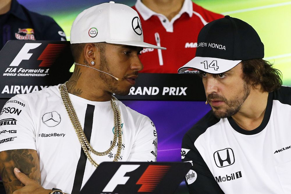 Foto del 26 de noviembre de 2015 que muestra Fernando Alonso (d) y al piloto británico de Mercedes Lewis Hamilton durante una rueda de prensa. Ahora podrían volver a ser compañeros de escudería como ya lo fueron en McLaren.
