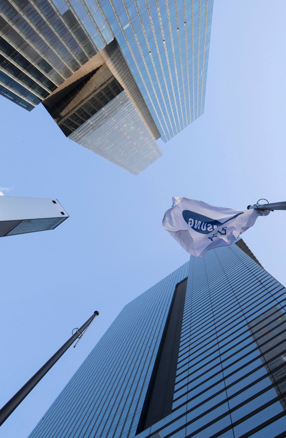 La bandera de Samsung Electronics ondea ante la sede de la compañía en el sur de Seúl (Corea del Sur).