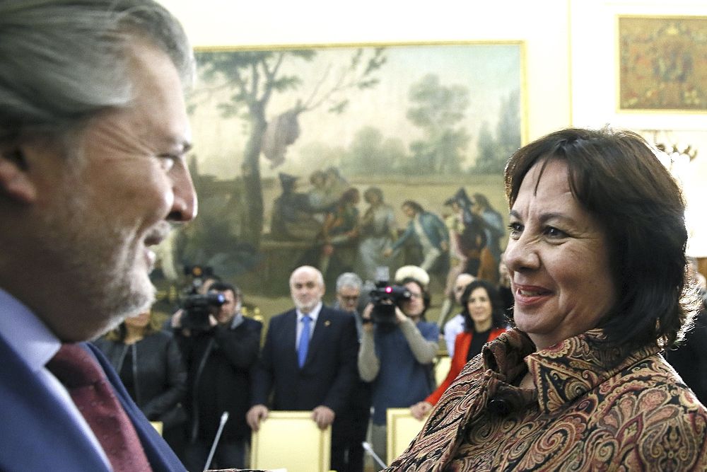 El ministro de Educación, Íñigo Méndez de Vigo, saluda a la consejera de Educación y Universidades, Soledad Monzón.